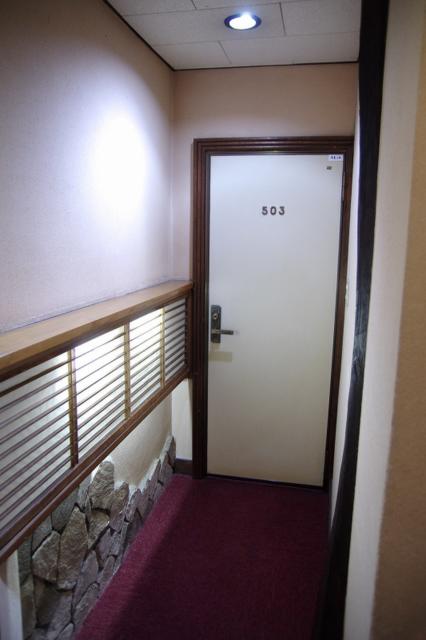 末広ホテル(新宿区/ラブホテル)の写真『503号室　部屋入口』by マーケンワン