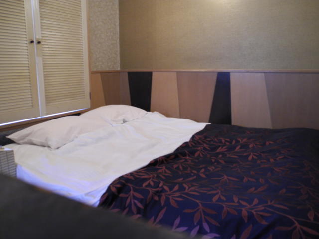 サンレモ(新宿区/ラブホテル)の写真『305号室　ベッドで密接な関係が…』by 華房