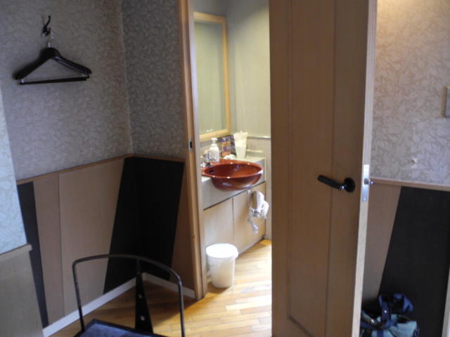サンレモ(新宿区/ラブホテル)の写真『305号室　洗面所と奥にトイレ…狭い』by 華房