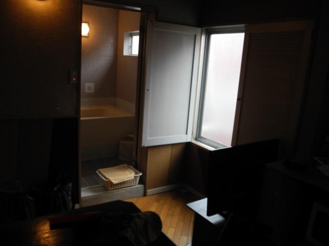 サンレモ(新宿区/ラブホテル)の写真『305号室　お風呂　狭くて「密」状態です』by 華房