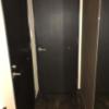 HOTEL VARKIN（ヴァーキン）(豊島区/ラブホテル)の写真『304号室 玄関ドア　左がバスルーム　右が巨大な鏡』by L&amp;L