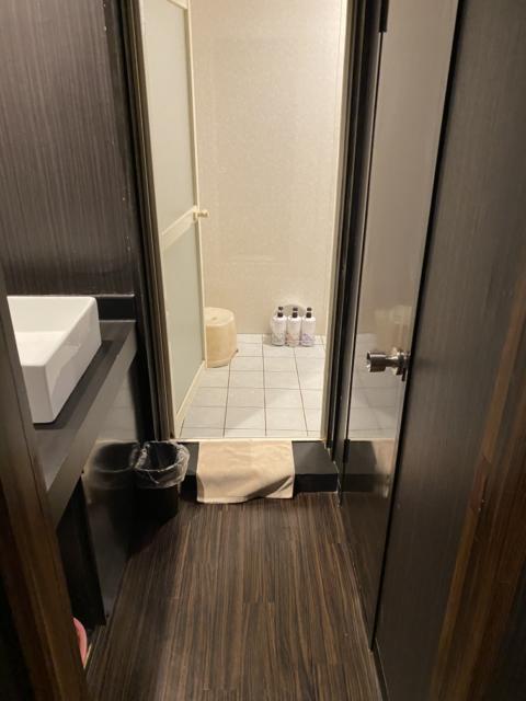HOTEL GRANDE(川口市/ラブホテル)の写真『505号室（洗面台から浴室への通路)』by こねほ
