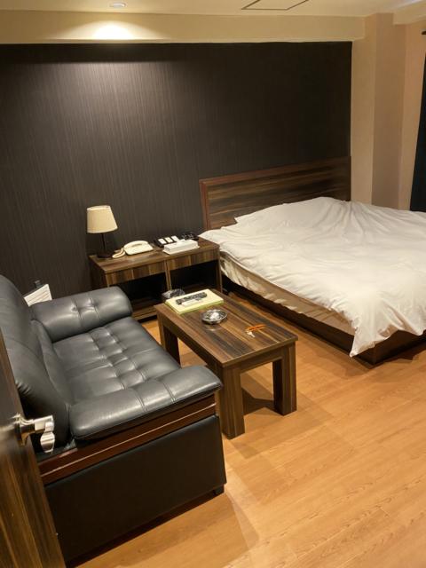 HOTEL GRANDE(川口市/ラブホテル)の写真『505号室（部屋全体、左手前から奥)』by こねほ