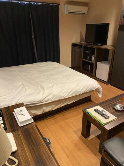HOTEL GRANDE(川口市/ラブホテル)の写真『505号室(部屋全体、左奥から入口)』by こねほ