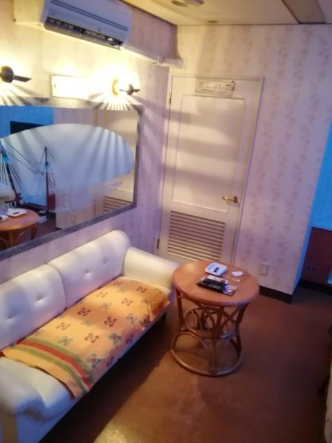 ホテル エレガンス(大田区/ラブホテル)の写真『603号室利用(20,7)ソファーと机です。』by キジ