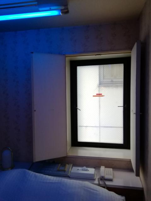 ホテル エレガンス(大田区/ラブホテル)の写真『603号室利用(20,7)ベッドの上に窓があります。』by キジ
