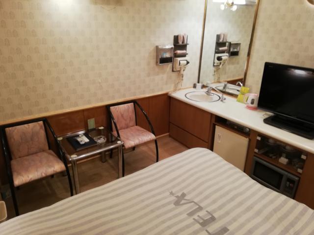 HOTEL STELA（ステラ）(台東区/ラブホテル)の写真『301号室、テーブル･チェア･洗面台』by イシバシ