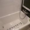 P-DOOR GOLD(台東区/ラブホテル)の写真『105号室（浴槽幅80㎝（ペットボトル4本分）家庭浴槽。大型TVあり）』by 格付屋