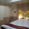 ホテルポニー(相模原市/ラブホテル)の写真『402号室のベッド。山小屋風の壁紙。』by angler