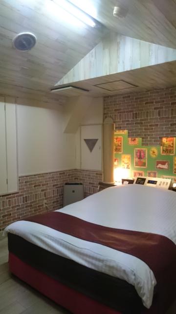 ホテルポニー(相模原市/ラブホテル)の写真『402号室のベッド。山小屋風の壁紙。』by angler