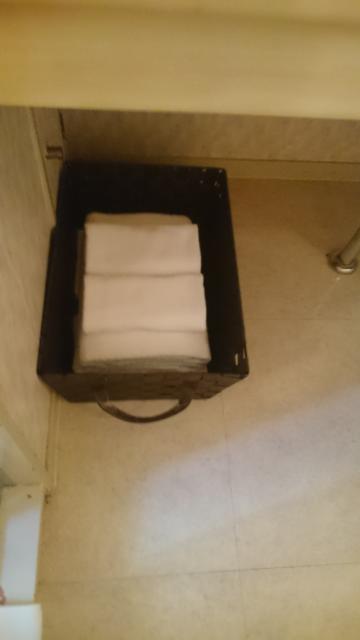 ホテルポニー(相模原市/ラブホテル)の写真『402号洗面台下のタオル類。バスタオル フェイスタオル 室内着』by angler