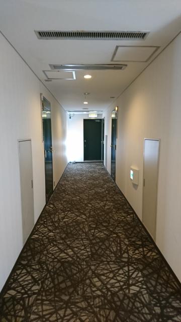 ホテル モアナ大塚(豊島区/ラブホテル)の写真『エレベーターを降りた5階の廊下風景』by なめろう