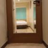 ホテル モアナ大塚(豊島区/ラブホテル)の写真『504号室 玄関のドアを開けた風景。玄関と室内を仕切るドアはガラス張りになっている。』by なめろう