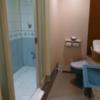 ホテル モアナ大塚(豊島区/ラブホテル)の写真『504号室 部屋に入ってすぐ左にトイレ、洗面所、バスルーム。トイレは個室になっていない。』by なめろう