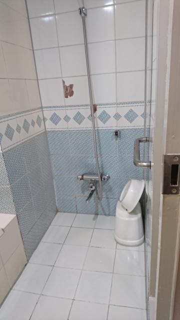 ホテル モアナ大塚(豊島区/ラブホテル)の写真『504号室 バスルームの洗い場。タイルに古さが感じられる。』by なめろう