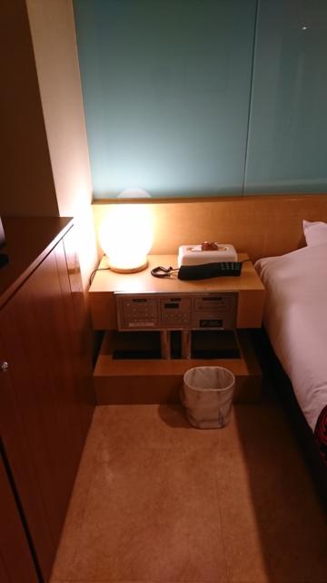ホテル モアナ大塚(豊島区/ラブホテル)の写真『504号室 ベッド脇の照明を調節するパネル。ちゃんと作動してるか怪しかった。卓上に電話、ティッシュ(とコンドーム)電気スタンド、床にゴミ箱』by なめろう