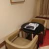ホテル モアナ大塚(豊島区/ラブホテル)の写真『504号室 ベッドの足元にテーブルと1人掛けのソファーが2つ。ソファークンニには最適な形のイスだが今回は使用せず。』by なめろう