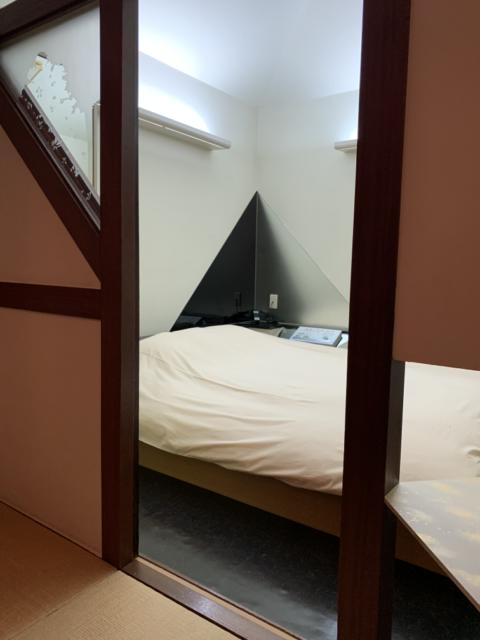 HOTEL D CUBE（Dキューブ）(豊島区/ラブホテル)の写真『501号室　客室　※ベッドルームへ』by 鶯谷人