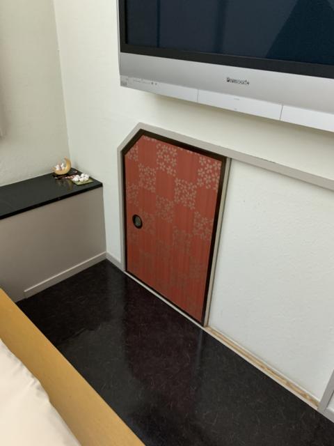 HOTEL D CUBE（Dキューブ）(豊島区/ラブホテル)の写真『501号室　ベッドルーム　※秘密の抜け穴。脱衣室へ』by 鶯谷人