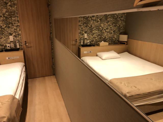 ホテル 小山 (KOYAMA）(新宿区/ラブホテル)の写真『101号室　鏡に映るベッド』by クタクタボウイ