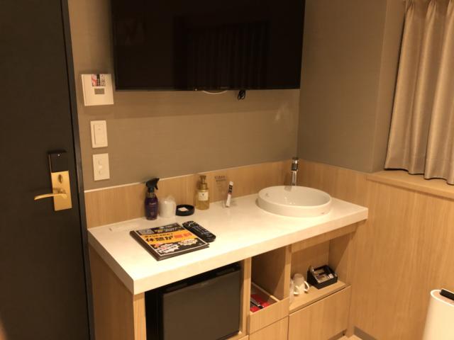 ホテル 小山 (KOYAMA）(新宿区/ラブホテル)の写真『101号室 ベッドのむかえに洗面台』by クタクタボウイ