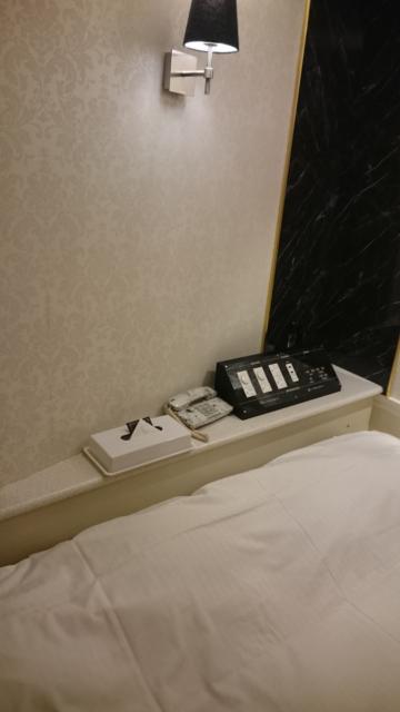 HOTEL GOLD(ホテル ゴールド)(川崎市川崎区/ラブホテル)の写真『701号室のベッドの上の照明です。割りと明るかったのですが。暗くされてしまったー。』by angler