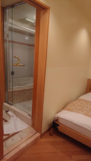 De La Fino(デラフィーノ)(杉並区/ラブホテル)の写真『405 風呂とベッド配置』by おやっちゃん