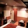 HOTEL C. YOKOHAMA(ホテル シードット横浜)(横浜市神奈川区/ラブホテル)の写真『102号室利用(20.8)ベッドサイドから見た部屋です。』by キジ