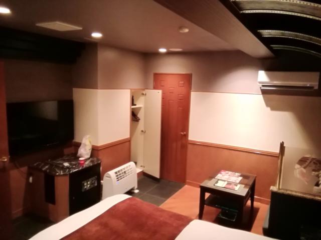 HOTEL C. YOKOHAMA(ホテル シードット横浜)(横浜市神奈川区/ラブホテル)の写真『102号室利用(20.8)ベッドサイドから見た部屋です。』by キジ