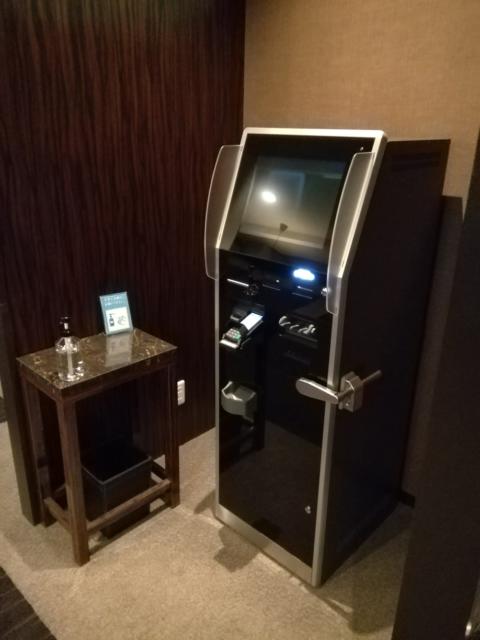 HOTEL C. YOKOHAMA(ホテル シードット横浜)(横浜市神奈川区/ラブホテル)の写真『102号室利用(20.8)料金は、受付横の精算機で、帰りに行います。』by キジ