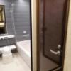 Hotel BaliBali(バリバリ)池袋(豊島区/ラブホテル)の写真『503号室、トイレの扉と、浴室(入口から左側を向いた形)』by カンセ30