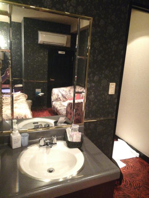 モンリーヴ(川口市/ラブホテル)の写真『402号室　洗面所はバスルーム外にあります。アメニティ化粧水類は普通に完備。』by 愛だけでできている