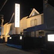 ホテル ロングビーチ(長浜市/ラブホテル)の写真『夜の外観』by まさおJリーグカレーよ