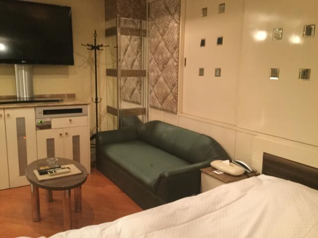 XO新宿(新宿区/ラブホテル)の写真『410号室　ベッドからソファ方向を見た室内』by ACB48