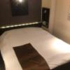 The calm hotel tokyo GOTANDA(品川区/ラブホテル)の写真『501号室　ベッド』by ようへい仮