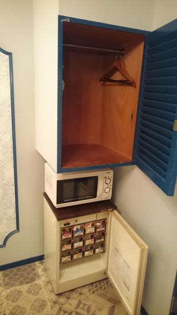 ホテルポニー(相模原市/ラブホテル)の写真『303号室のクローゼット、レンジ 冷蔵庫 持ち込み用は別にある。』by angler