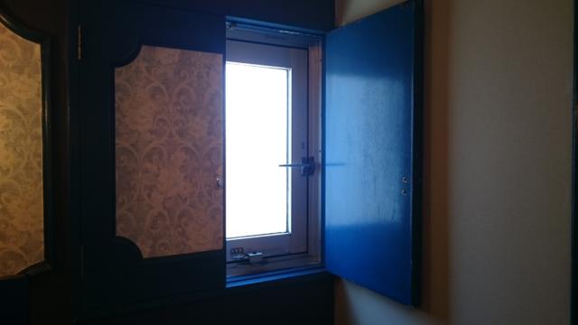 ホテルポニー(相模原市/ラブホテル)の写真『303号室の窓 外光が入ります。』by angler