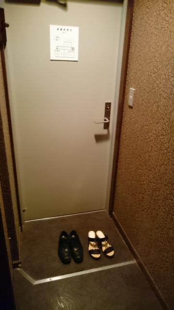 シルクホテル(川崎市川崎区/ラブホテル)の写真『406号室のくつぬぎ』by angler