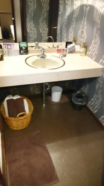 シルクホテル(川崎市川崎区/ラブホテル)の写真『406号室の洗面台下にバスタオル2 フェイスタオル2 バスローブ2』by angler