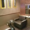 シルクホテル(川崎市川崎区/ラブホテル)の写真『406号室のソファとテーブルまわり ここだけとても明るい』by angler