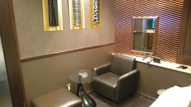 シルクホテル(川崎市川崎区/ラブホテル)の写真『406号室のソファとテーブルまわり ここだけとても明るい』by angler