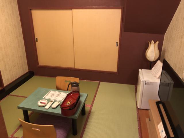 ホテルたかしま(荒川区/ラブホテル)の写真『403号室、部屋の中、左側に引き戸がありその奥に畳の上にベッドがあります。』by 東京マサジロウ