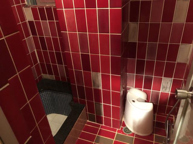 ホテルたかしま(荒川区/ラブホテル)の写真『403号室、風呂場、狭すぎて2人で浴槽には入れません。前にホテル口コミ投稿で足をぶつけた時と同じ形の風呂場。浴槽が低くなっているので気をつけないと滑ります。』by 東京マサジロウ