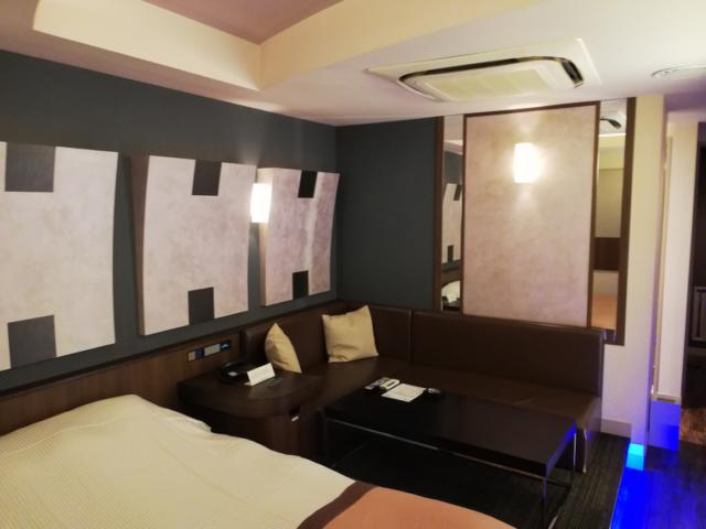 GRAND CHARIOT(グランシャリオ)(新宿区/ラブホテル)の写真『203号室　ソファーとテーブル』by らくたろう