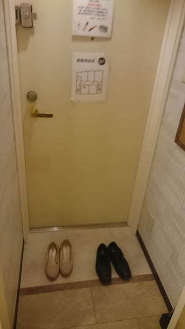 HOTEL GOLD(ホテル ゴールド)(川崎市川崎区/ラブホテル)の写真『602号室のくつぬぎ。狭いのでどちらかが待たされます。』by angler