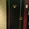 ラックス(台東区/ラブホテル)の写真『302号室 部屋前。チャイムあり。部屋番号の下に禁煙てあるの今気づいたけど部屋に灰皿とライターがあったのは何故…』by なめろう