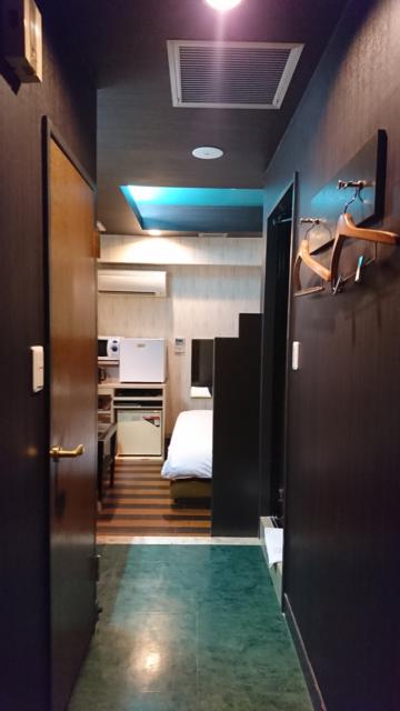 ラックス(台東区/ラブホテル)の写真『302号室 部屋への扉を開けた景色。真っ直ぐ行くと室内。手前右にバスルーム。左のドアがトイレ』by なめろう