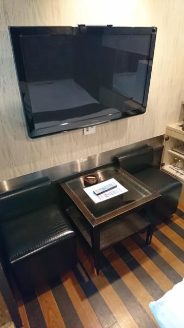 ラックス(台東区/ラブホテル)の写真『302号室 テーブル、イス2脚、テレビ。テーブルの上に灰皿とライター！』by なめろう