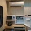 ラックス(台東区/ラブホテル)の写真『302号室 イスの横に上からエアコン、レンジとポット、持ち込み用冷蔵庫、食器類、販売用冷蔵庫』by なめろう