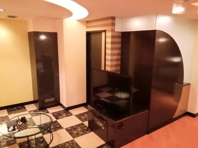 湘南ベイホテル(茅ヶ崎市/ラブホテル)の写真『310号室利用(20,8)テレビコーナー、中央ドアの奥が水回りです。』by キジ
